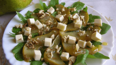 Салат с грушей, плавленым сыром и рукколой