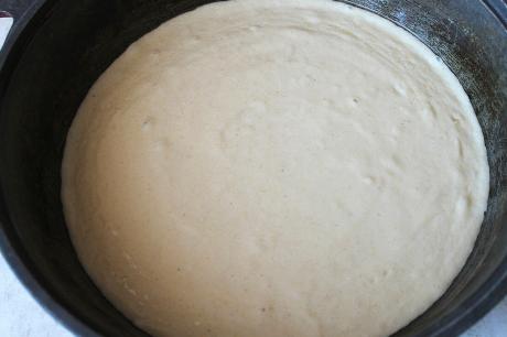 Самый простой и вкусный пирог на кефире на скорую руку — без яиц: приготовление теста займет не более 5 минут