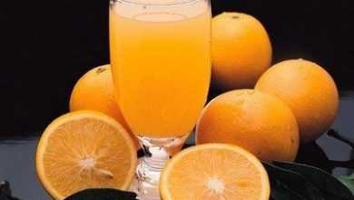 Приготовление освежающего апельсинового напитка.