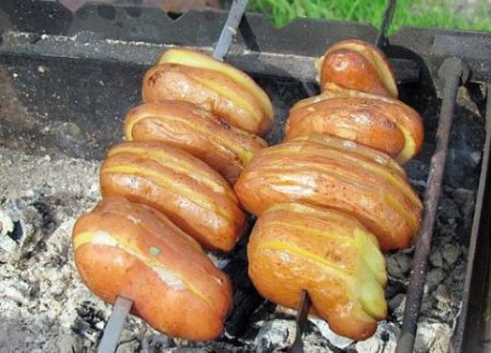 Картофель  с салом на углях