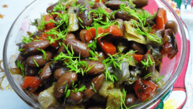 Теплый грибной салат с красной фасолью, печеным перцем и острой заправкой