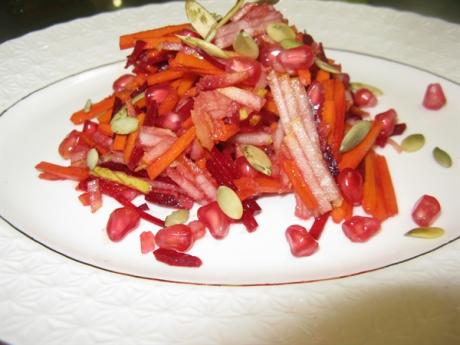 Свекольный салат с грушей, морковью, тыквой и зёрнами граната