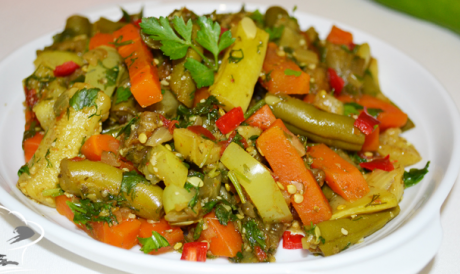 Теплый овощной салат со стручковой фасолью, морковью, кабачками и баклажанами