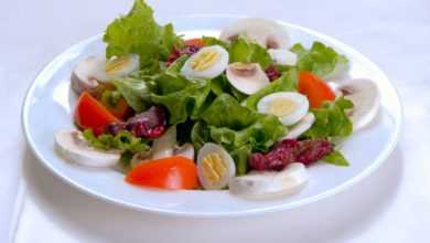 Теплый салат из перепелиных яиц