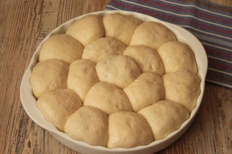 Румяное и милое "Семейство булочек": готовим булочный пирог с начинкой