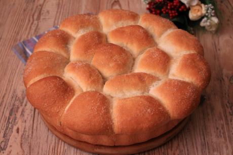 Румяное и милое "Семейство булочек": готовим булочный пирог с начинкой