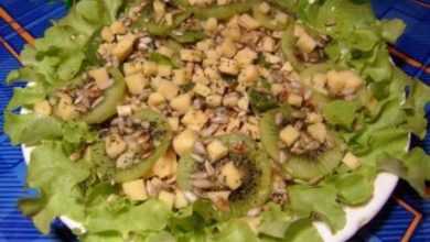Зеленый салат с киви и семечками