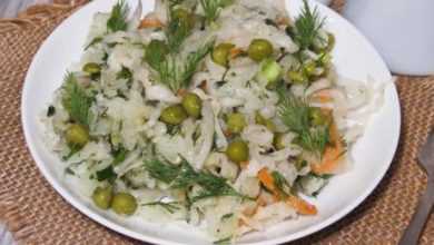 Простой и всегда актуальный салат из квашеной капусты: никогда не надоедает и очень легко готовится