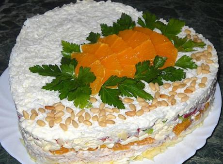 Слоеный салат с курицей, апельсинами и плавленым сыром