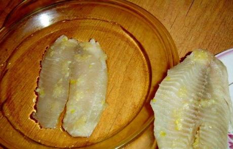 Рыба, запеченная с чесноком и луком