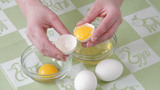 Отделение желтка от белка в яйце