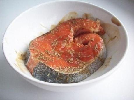 Форель, запеченная в фольге с йогуртовым соусом  - (ассортимент рыбных блюд)