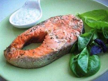 Форель, запеченная в фольге с йогуртовым соусом  - (ассортимент рыбных блюд)