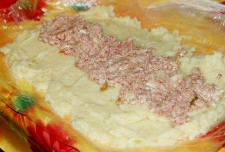 Картофельный рулет с капустно-мясной начинкой.