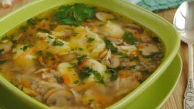 Гречневый суп с грибами, картофельными клёцками и зеленью