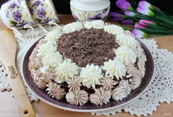 Шоколадный торт со взбитыми сливками
